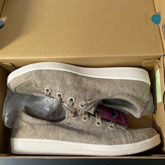 Sketchers Shoes - Picture 1 of 2